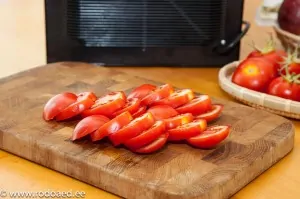 Tomati kuivatamine – värskete tomatite lõikamine õhukesteks viiludeks