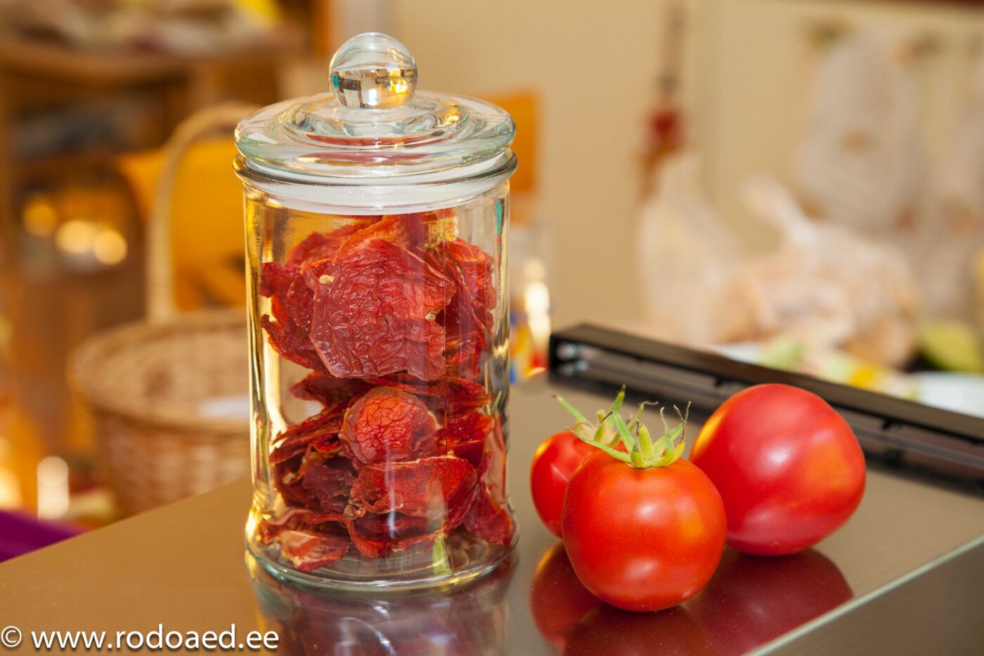 Kuivatatud tomativiilud klaaspurgis