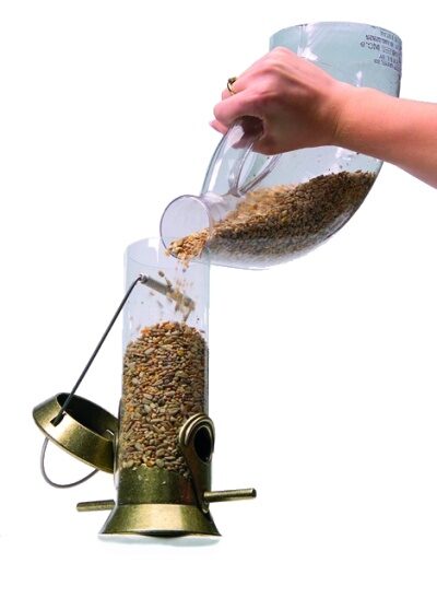 Kauhojen täyttäminen linnan ruokalaa varten