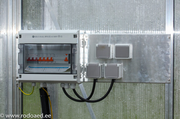 Kasvihuone, jossa on pohjalevy ja laatikko