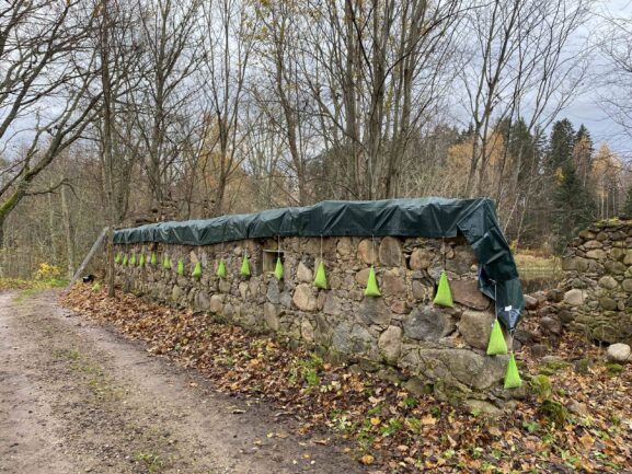 kantava kansi häkkiseinää varten_muurattu seinä